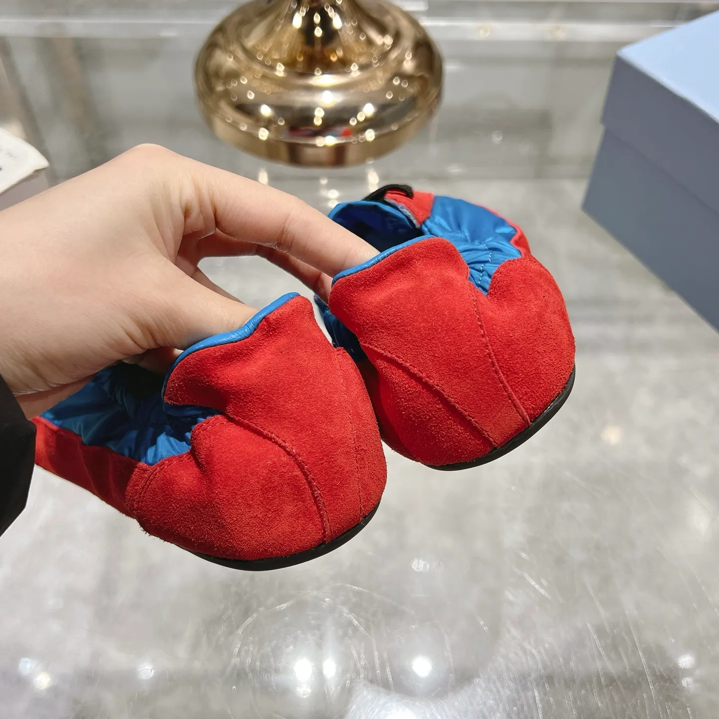 👟👟Ex-factory price 520👟👟Men's size +10 Couple style🎆Prada's new moral training shoes. The upper is suede with texture, and the inner sheepskin is wrapped. It is soft and waxy🎆The insole is thickened with lambskin. It is extremely comfortable to step on, has a sense of support, and feels well wrapped. The shoe shape is full of wrapping, light and easy to wear. A practical casual shoe that makes your legs appear taller! White is clean and refreshing, needed all year round, and can be easily worn with skirts and pants. Upper: imported suede/original molded fabric. Lining: sheepskin. Outsole: rubber outsole! Code number: 35-41 Color: burgundy blue brown green dark green yellow black red gray 9 colors available